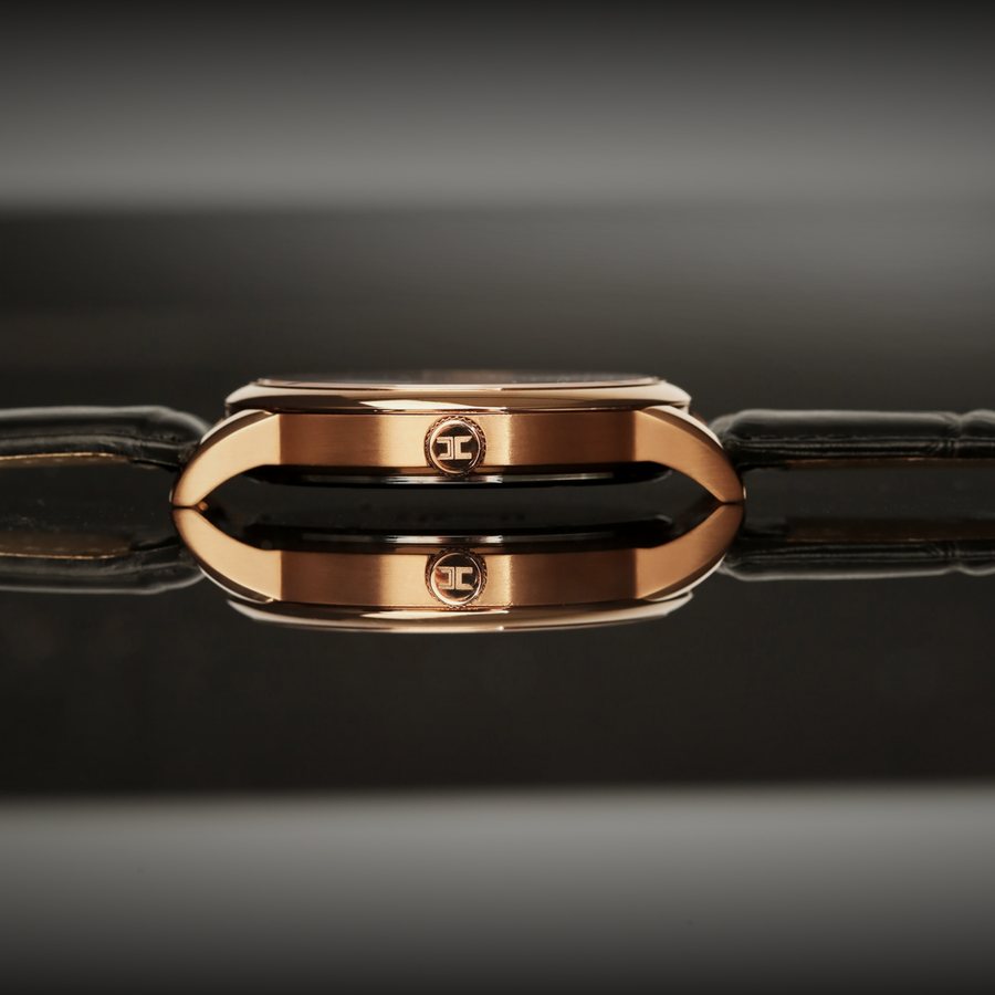 Side view of the crown engraved with the Cabrera logo